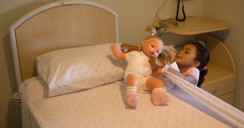 Brinquedo terapêutico: viver o brincar dentro do Hospital
