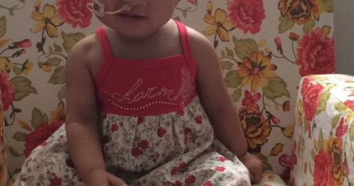 Criança Rafaela retorna para casa após procedimento de ECMO