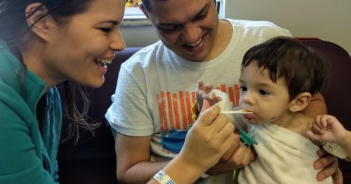 Bebê vem da Bahia para tratamento no Sabará